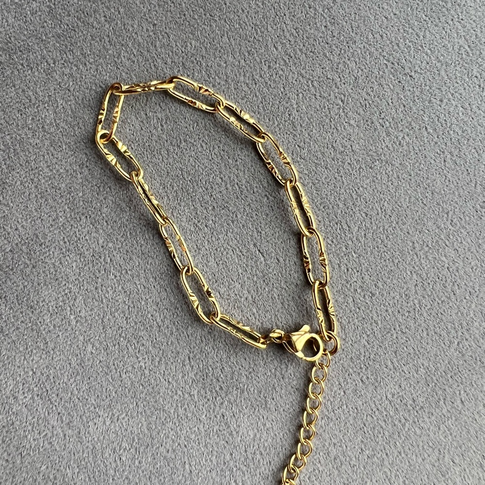 Gold link bracelet with detail